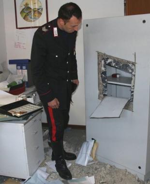 Jeans e t-shirt illegali sequestrati in un negozio