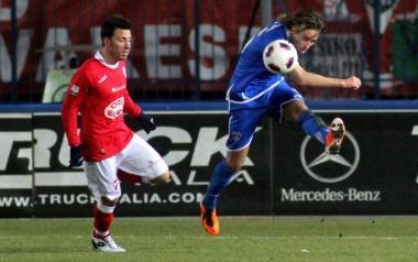 Il mediano azzurro Davide Moro in azione nel corso della sfida interna contro il Varese In questa stagione ha realizzato due reti (contro Vicenza e Ascoli) 