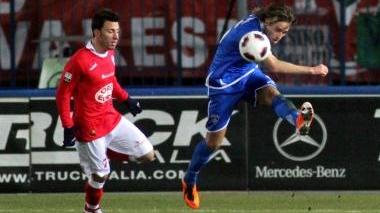 Il mediano azzurro Davide Moro in azione nel corso della sfida interna contro il Varese In questa stagione ha realizzato due reti (contro Vicenza e Ascoli)