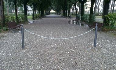 Uno dei vialetti del parco di villa Fabbricotti 