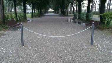 Uno dei vialetti del parco di villa Fabbricotti