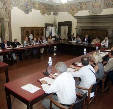 Una seduta del consiglio comunale di Pescia  