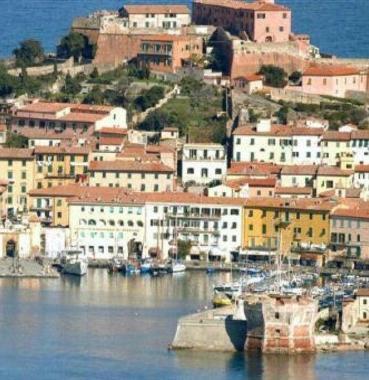 Veduta panoramica della citt&agrave; di Portoferraio 