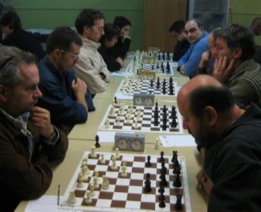 Giocatori impegnati in una partita a scacchi 
