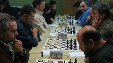 Giocatori impegnati in una partita a scacchi