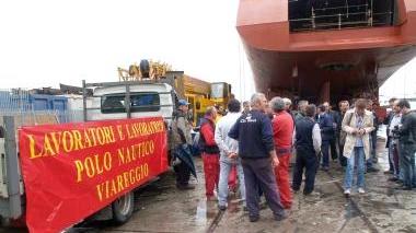 Protesta a Polo nautico. A lato, i capannoni sulla Dr12