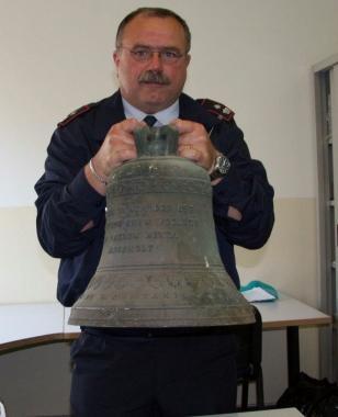 <b>RITROVATA.</b> La campana che era nascosta in pineta  