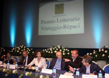 Rossana Bettarini presidentessa del premio Viareggio Sotto Angelo Bonuccelli uno degli ex sindaci firmatari 
