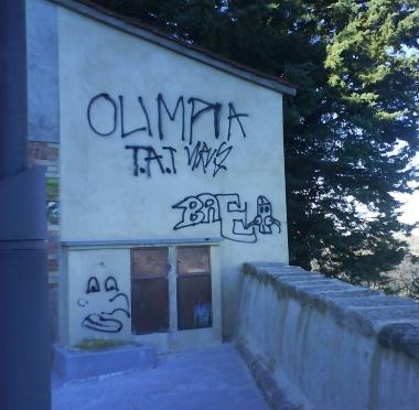 <b>COMERA, COM&Egrave;.</b> Sopra la piazza con le scritte Sotto limmagine dei muri ripuliti da disegni e slogan 
