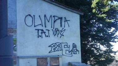 <b>COM’ERA, COM’È.</b> Sopra la piazza con le scritte Sotto l’immagine dei muri ripuliti da disegni e slogan