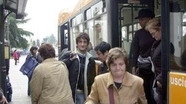 Pendolari scendono dall’autobus