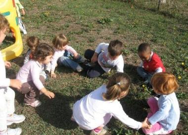 Bambini giocano nel giardino di un asilo nido 