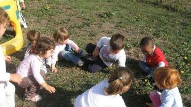 Bambini giocano nel giardino di un asilo nido