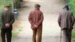 Riccardo Varese e anziani a passeggio