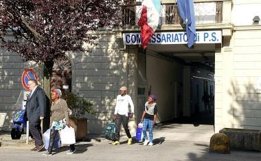 Alcuni dei profughi mentre escono dal commissariato 