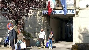 Alcuni dei profughi mentre escono dal commissariato