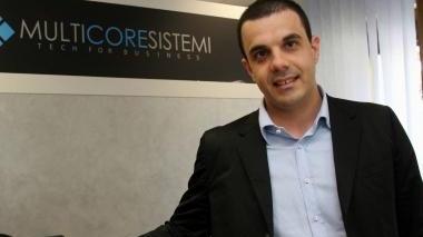 Il presidente della società Multicore Sistemi Nicola Ciceri e, a destra, parte dello staff della società al lavoro sui computer