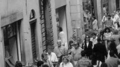 Shopping nel centro storico (archivio)