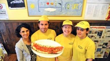 Giorgio Frezza con la moglie e lo staff A destra la preparazione di un calzone