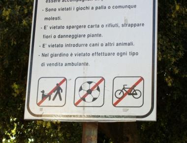 Il cartello che indica il divieto: sar&agrave; oscurato 