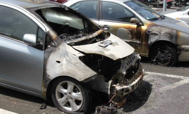 Le due automobili bruciate nell’incendio dell’altra notte in via del Corallo