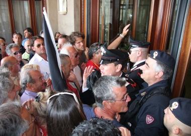<b>PROTESTA.</b> Le immagini della giornata al Principe di Piemonte Tanti striscioni contro le aste e persino contro Flavio Briatore  