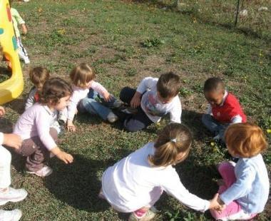 Bambini mentre giocano allaria aperta in giardino 