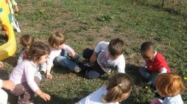 Bambini mentre giocano all’aria aperta in giardino