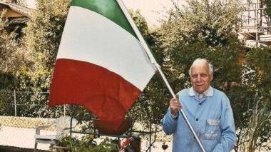 Danilo Fedeli con in mano la bandiera italiana