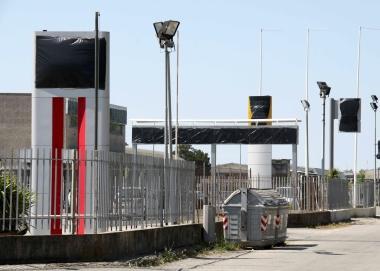 Insegne oscurate a Montramito 