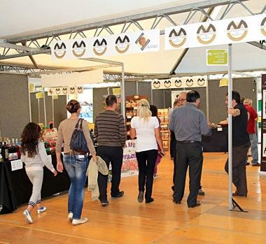 Visitatori fra gli stand di Vivere lAppennino 