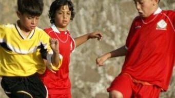 Due piccoli giocatori in azione