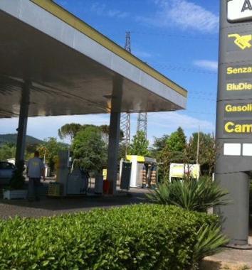 Il distributore lungo la Tosco Romagnola preso di mira dai malviventi 