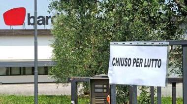 Il cartello “Chiuso per lutto” sul cancello della ditta
