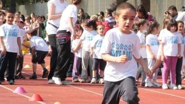 A destra foto di gruppo per la classe 1ª B delle Carducci di Ardenza