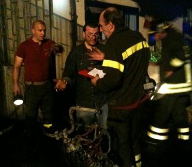 Il proprietario dell’officina insieme al caposquadra