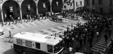Festa dellAvis di Quarrata davanti allospedale di Pistoia nel 1970 Nella foto piccola la storica auto-emoteca 