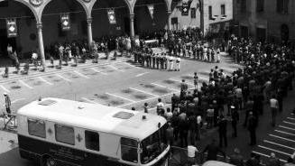 Festa dell’Avis di Quarrata davanti all’ospedale di Pistoia nel 1970 Nella foto piccola la storica auto-emoteca