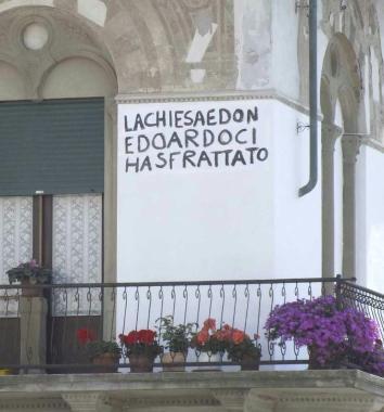 La scritta sulla parete della casa 