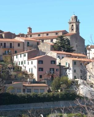 Una veduta del centro storico di Marciana Alta 