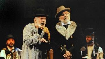 Da sinistra, Checchi in uno spettacolo con Paolo Nesi (nella foto a sinistra), a fianco la compagnia al completo al centro il regista