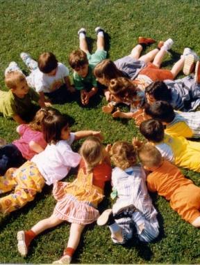 Girotondo sul prato per un gruppo di bambini   