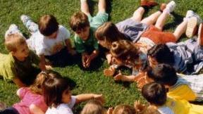 Girotondo sul prato per un gruppo di bambini