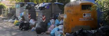 Rifiuti ammassati per strada durante lemergenza 