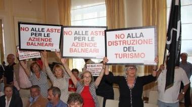 Balneari sbigottiti. E furiosi