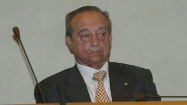 La sede della commissione medica locale in piazza San Rocco e a sinistra il consigliere comunale Roberto Fruet 