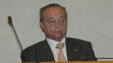La sede della commissione medica locale in piazza San Rocco e a sinistra il consigliere comunale Roberto Fruet
