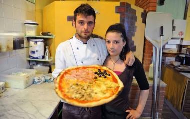 Matteo Quitadamo e Desirè Africano, i giovani nuovi titolari della Collina Verde, mostrano alcune prelibatezze del ristorante