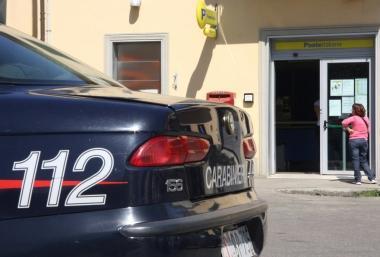 Una pattuglia di carabinieri davanti a un ufficio postale