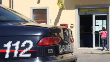 Una pattuglia di carabinieri davanti a un ufficio postale